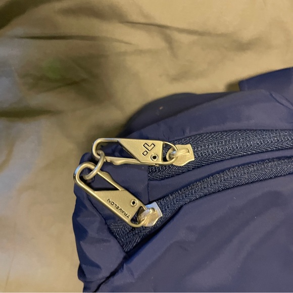 Travelon RFID Blocking Waist Pack - Picture 4 of 4